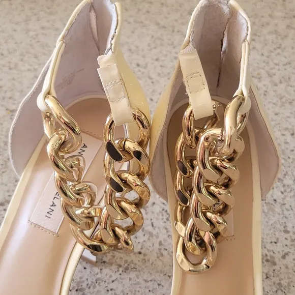 Antonio Melani Carolitta Gold Ankle Chain Cream Patent Leather Strap Heels✨️9.5