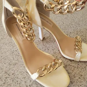 Antonio Melani Carolitta Gold Ankle Chain Cream Patent Leather Strap Heels✨️9.5