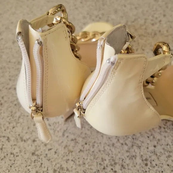 Antonio Melani Carolitta Gold Ankle Chain Cream Patent Leather Strap Heels✨️9.5