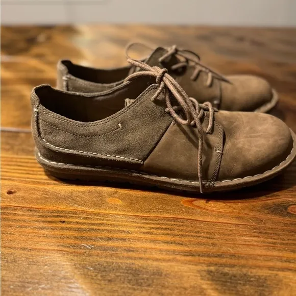 Clarks Women's 8 Tamitha Suede Lace Up Oxford Brown