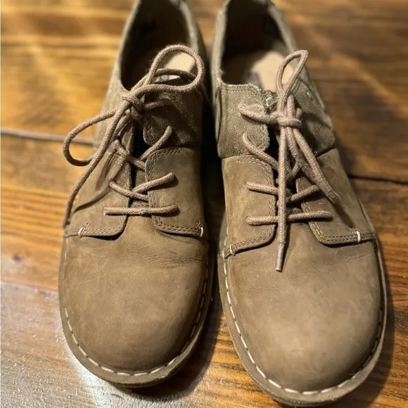 Clarks Women's 8 Tamitha Suede Lace Up Oxford Brown