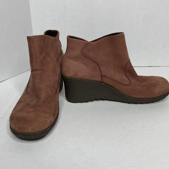 Keen Akita Brown Leather Wedge Heel Ankle Booties with Snap Closure