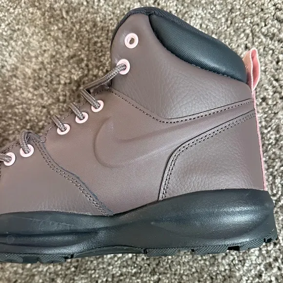 New Nike Manoa LTR (GS) Big Kids' Shoes Violet Ore-Dark Smoke Grey/Pink