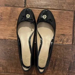 Tory Burch Black Patent Leather Shoes.